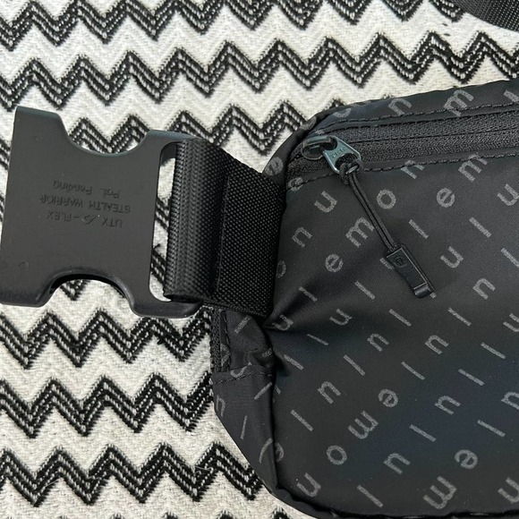 Mirrorify Reflective Black/Black lululemon Everywhere Belt Bag - Picture 8 of 13